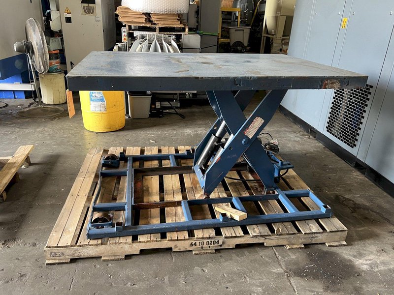48" x 72" HYDRAULIC LIFT TABLE, 42" H