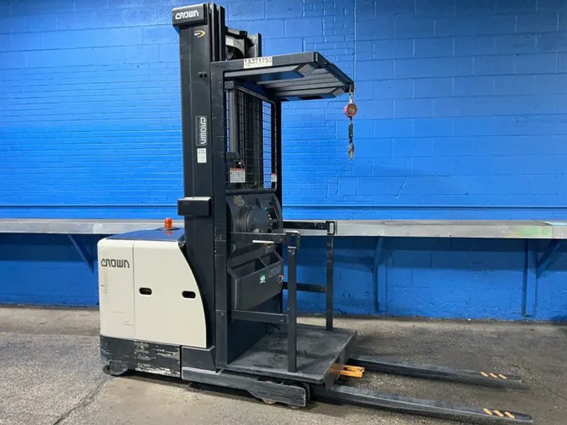 Crown 3000 Lbs Electric Order Picker - Sp3520-30