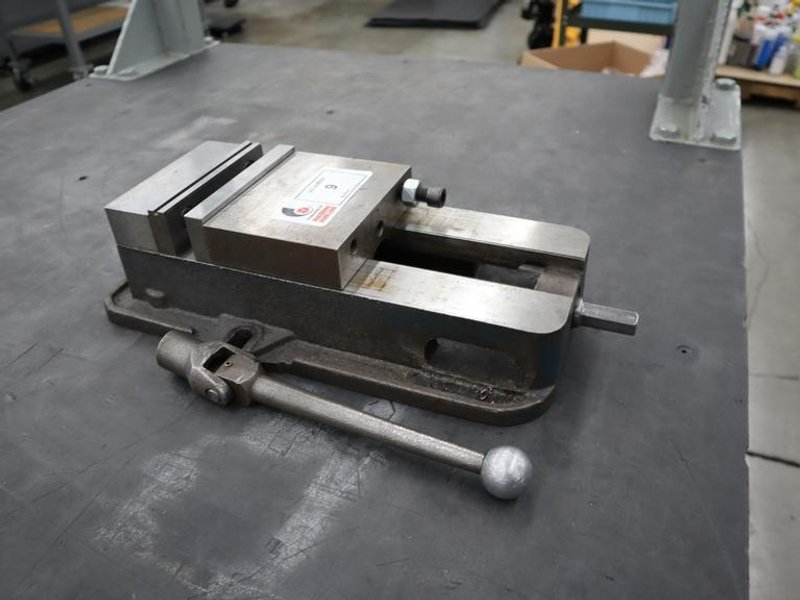 Kurt D-675 6" Machine Vise, Steel Jaws, Handle- Auction Item