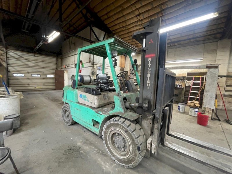 9000 LBS MITSUBISHI PNEUMATIC TIRE FORKLIFT : STOCK #77764