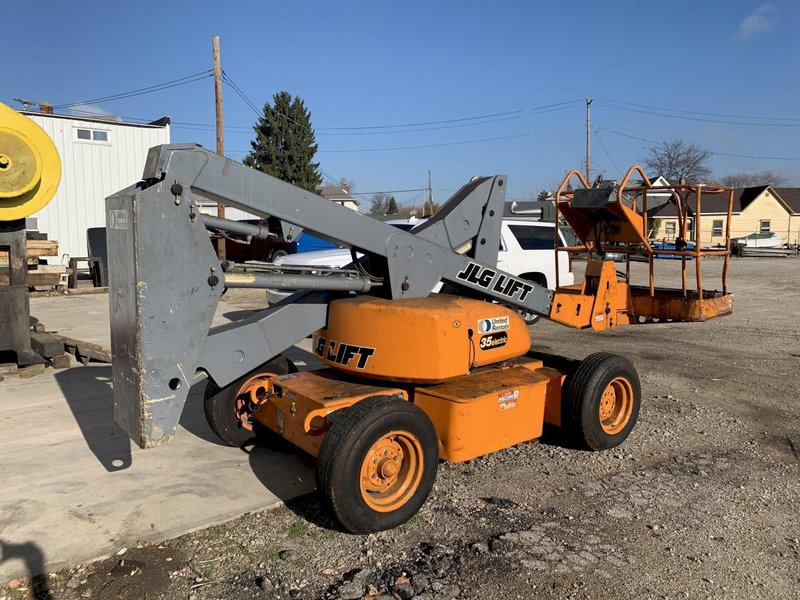 35' JLG MODEL #35 ARTICULATING ELECTRIC MANLIFT: STOCK 13984