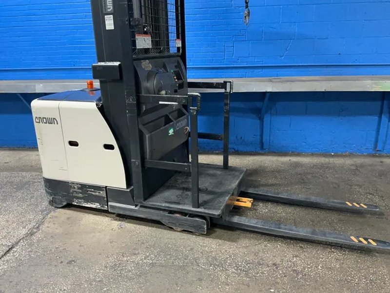 Crown 3000 Lbs Electric Order Picker - Sp3520-30