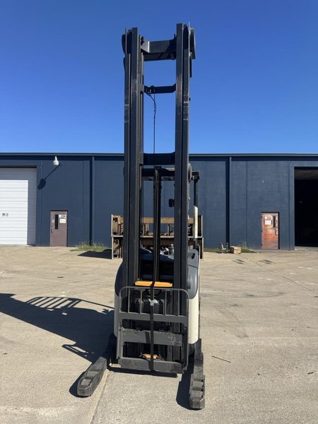 Crown RD5725-32 Electric Double Deep Reach Truck Forklift, 2022 – 3,200 LB Capacity, 36V Stand-Up Narrow Aisle (5)