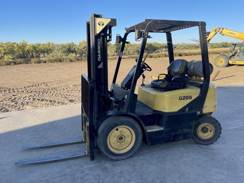 4,000 LBS DAEWOO PROPANE FORKLIFT: STOCK #75782