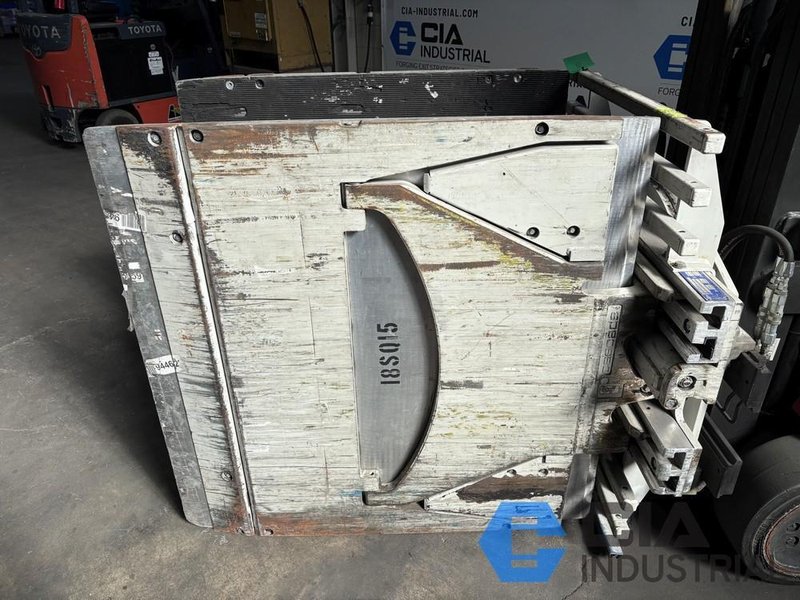 2018 - 2,500 LB. CASCADE MODEL 25D35065 ROTATING HYDRAULIC CARTON CLAMP ATTACHMENT
