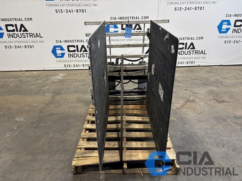 2022 - 2,640 LB. CASCADE MODEL 14J-CCS-2A-0074 HYDRAULIC CARTON CLAMP ATTACHMENT