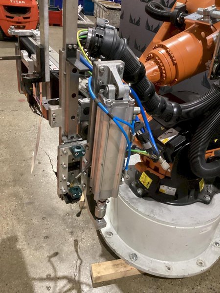KUKA KR 120 R1800 nano Robot w/ KR C4 NA Controls, Missing Cable Set USED
