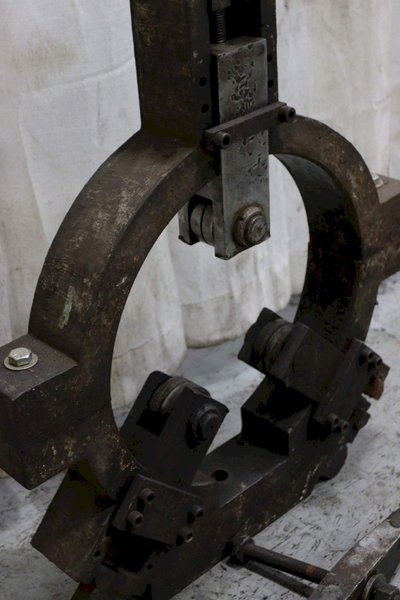 19" 3 POINT ROLLER TYPE STEADY REST:  STOCK #68325