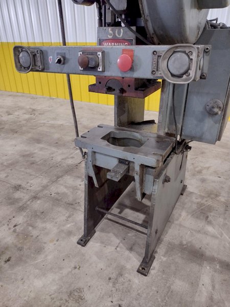 22 TON NIAGARA MODEL M22 OBI PUNCH PRESS, 2.5" STROKE: STOCK #20729