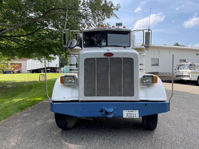 2011 Peterbilt 367 Flat Top 
w/36” Sleeper and an Air Compressor