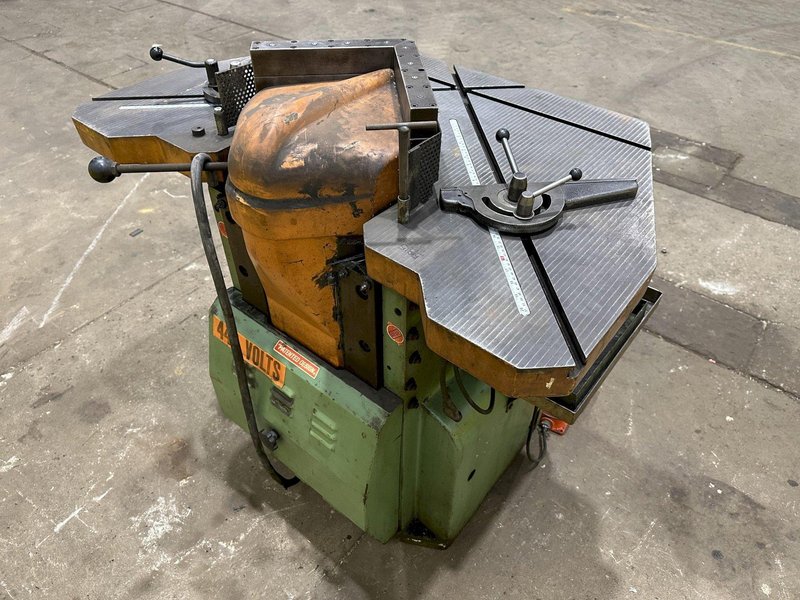 9" x 9" x 3/16" COMACA HYDRAUIC CORNER NOTCHER 6239: STOCK #19040