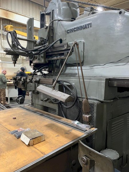 CINCINNATI HYDROTEL 50 TAPER VERTICAL MILLING MACHINE. STOCK # 1086526