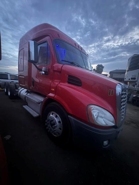 Freightliner Cascadia Sleeper Semi Truck, 2017 – 475,431 Miles – Class 8 Highway Tractor