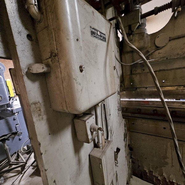 90 TON X 10' CHICAGO MODEL 410-P SP MECHANICAL PRESS BRAKE. STOCK # 0446825.