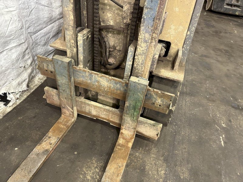 8000 LBS CATERPILLAR  MODEL T80D LP GAS FORKLIFT: STOCK #77665