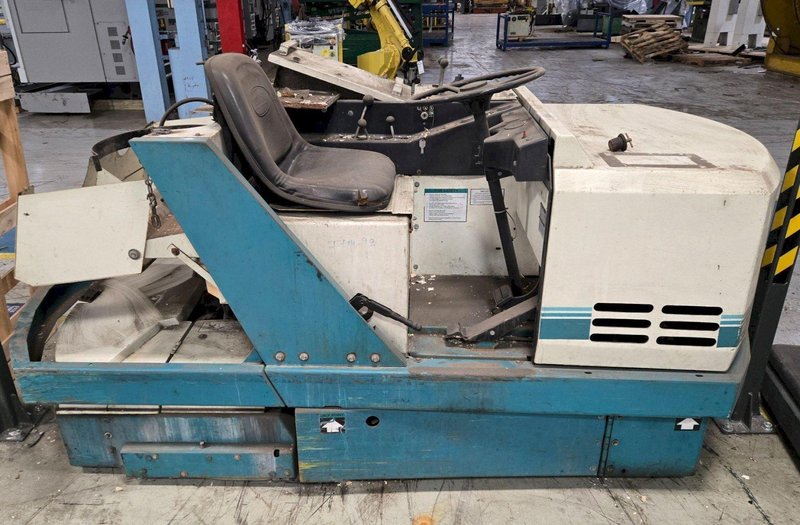 TENNANT POWERSCRUBBER 527 FLOOR SCRUBBER USED POWERS