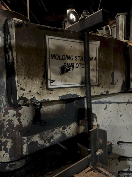 BMM model QCT5 molding machine with controls