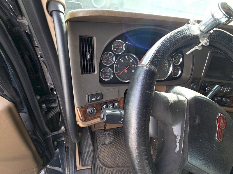 Kenworth T680 Sleeper Truck, 2015 – PACCAR MX-13, Automated Transmission, 76″ Sleeper