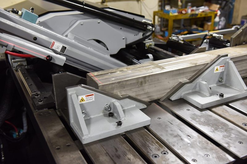 NEW - 18"H x 22"W HYD-MECH V-18APC-60 AUTOMATIC VERTICAL TILT FRAME BAND SAW