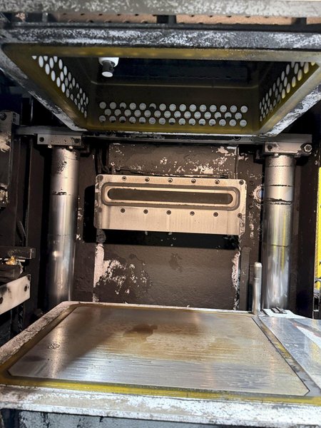 2019 Sinto model FDNX-I left hand automatic molding machine s/n 19605412010, with hydraulic system , controls, approx. mold count 725,834, feed belt conveyor with drive
