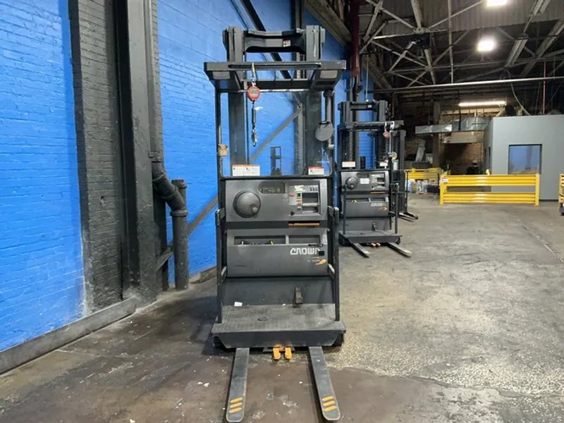 Crown 3000 Lbs Electric Order Picker - Sp3520-30