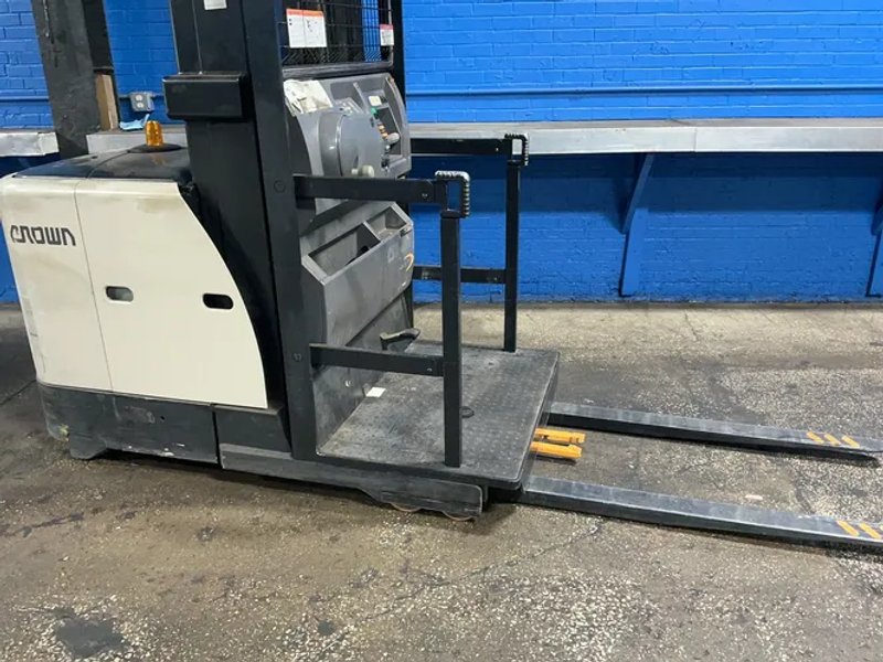 Crown 3000 Lbs Electric Order Picker - Sp3520-30