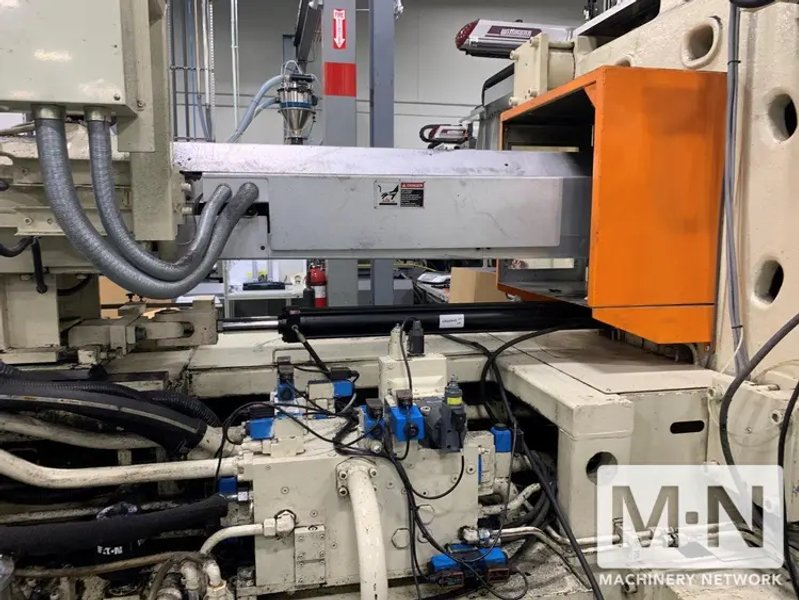 1000 TON 148 OZ UBE MODEL UZ1000 INJECTION MOLDING MACHINE MFG 2013