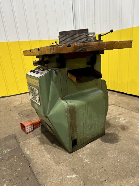 9" x 9" x 3/16" COMACA HYDRAUIC CORNER NOTCHER 6239: STOCK #19040