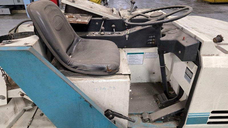 TENNANT POWERSCRUBBER 527 FLOOR SCRUBBER USED POWERS