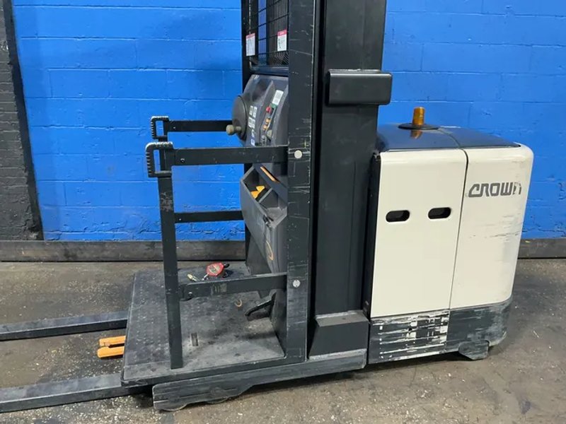 Crown 3000 Lbs Electric Order Picker - Sp3510-30