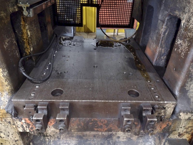 800 TON BLISS MODEL #26 KNUCKLE JOINT PRESS, 2.5" STROKE: STOCK #21707