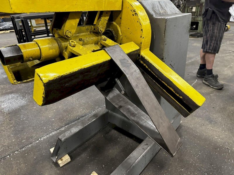 2,500 LB X 12" AMERICAN MODEL 60 UNCOILER. STOCK # 0883925