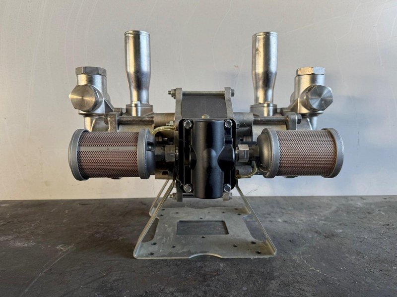 (NEW) GRACO GLUTTON 220666 220-666 BELLOWS 4:1 PUMP 6GPM. STOCK # 1009924