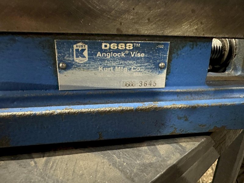 6" KURT MODEL #D688 ANGLOCK PRECISION MANUAL MACHINE VISE: YOBRO #26510