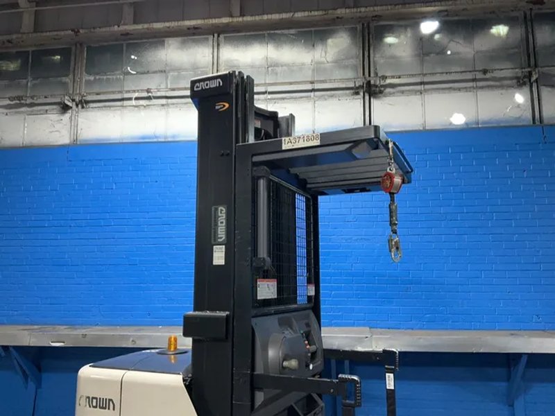 Crown 3000 Lbs Electric Order Picker - Sp3520-30