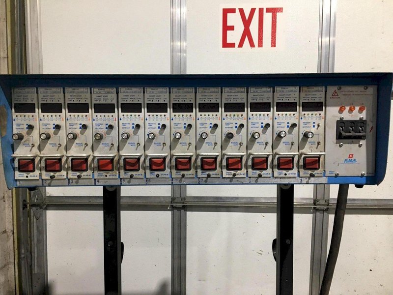 D.M.E  DSS-15-02 TEMPERTATURE CONTROLLER 12 UNIT BANK
