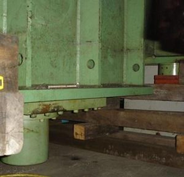 700 ton USI CLEARING HYDRAULIC PRESS