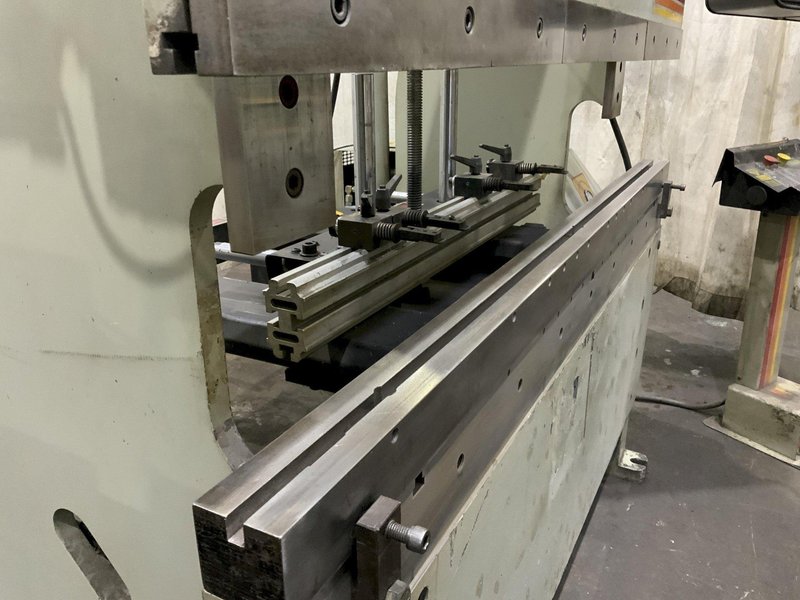 60 TON X 6' ACCURPRESS MODEL 7606 CNC HYDRAULIC PRESS BRAKE: STOCK #80830