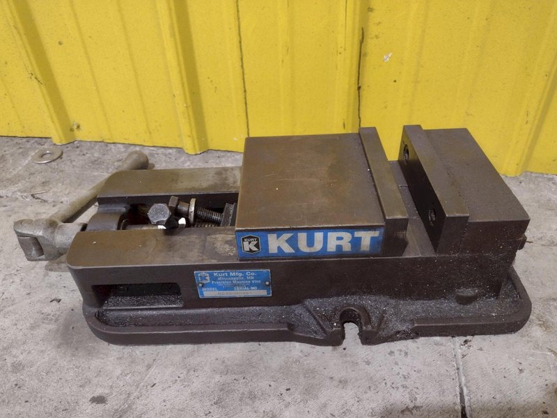 6" KURT MODEL #D675 PRECISION MACHINE VISE W/ SWIVEL HANDLE: STOCK #23448