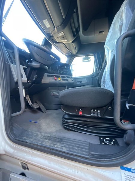 2021 Freightliner Cascadia 1FUJHHDR2MLML7306