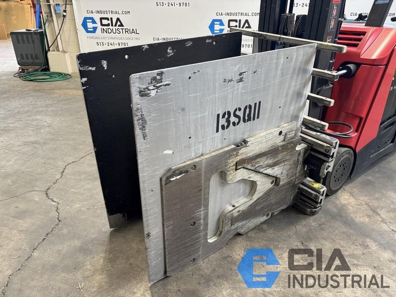 2,500 LB. CASCADE MODEL 25D-CCS-350 HYDRAULIC CARTON CLAMP ATTACHMENT