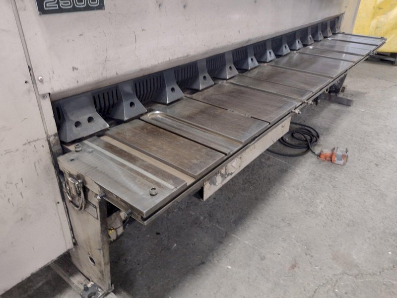 12' X 1/4" CINCINNATI NO. 2500X12 HYDRAULIC POWER SQUARING SHEAR. STOCK # 1006725