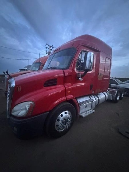 Freightliner Cascadia Sleeper Semi Truck, 2017 – 475,431 Miles – Class 8 Highway Tractor