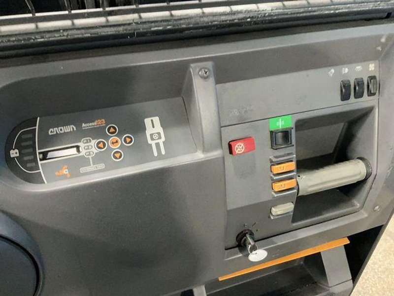 Crown 3000 Lbs Electric Order Picker - Sp3520-30