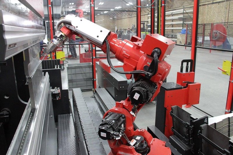 60 Ton x 4′ Amada EG6013 Automated Bend Cell, 2017 – 6 -Axis Robot, 7-Axis Backgauge