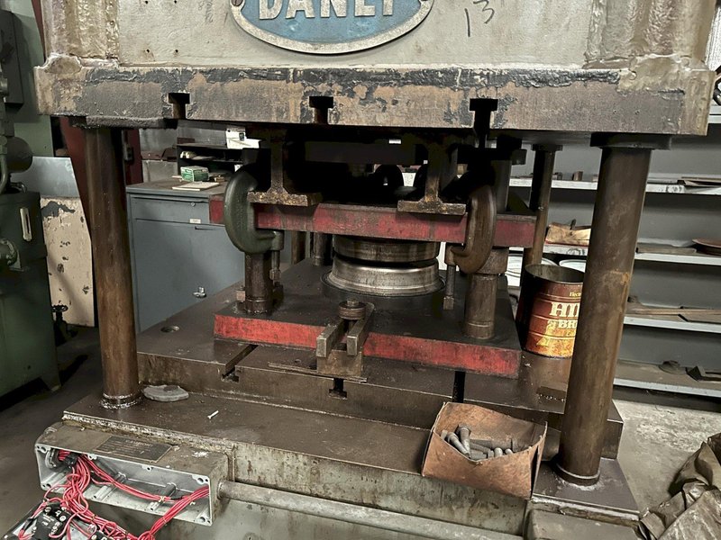 50 TON DANLY 30" x 46" BED HYDRAULIC 4-POST PRESS, 24" STROKE: YOBRO #26433