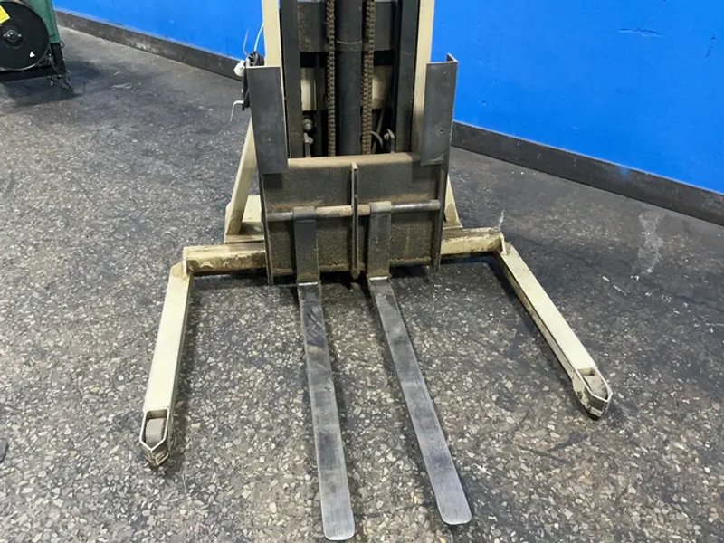 Crown 2000 Lbs Electric Walkie Straddle Pallet Stacker - 20mt