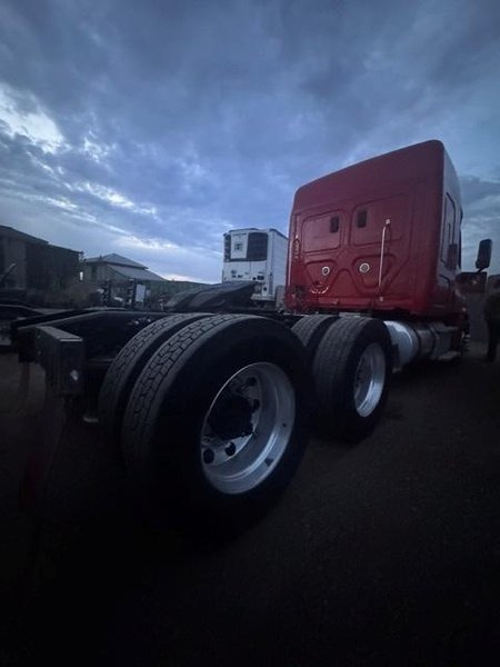 Freightliner Cascadia Sleeper Semi Truck, 2017 – 475,431 Miles – Class 8 Highway Tractor