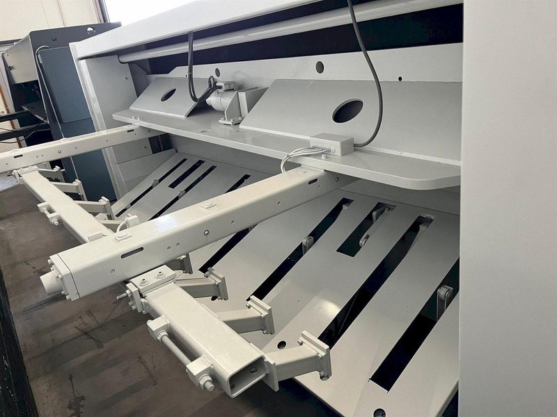 LVD - IST 3100 x 6 mm CNC