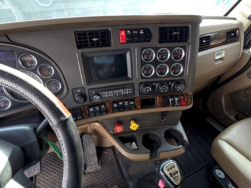 Kenworth T680 Sleeper Truck, 2015 – PACCAR MX-13, Automated Transmission, 76″ Sleeper